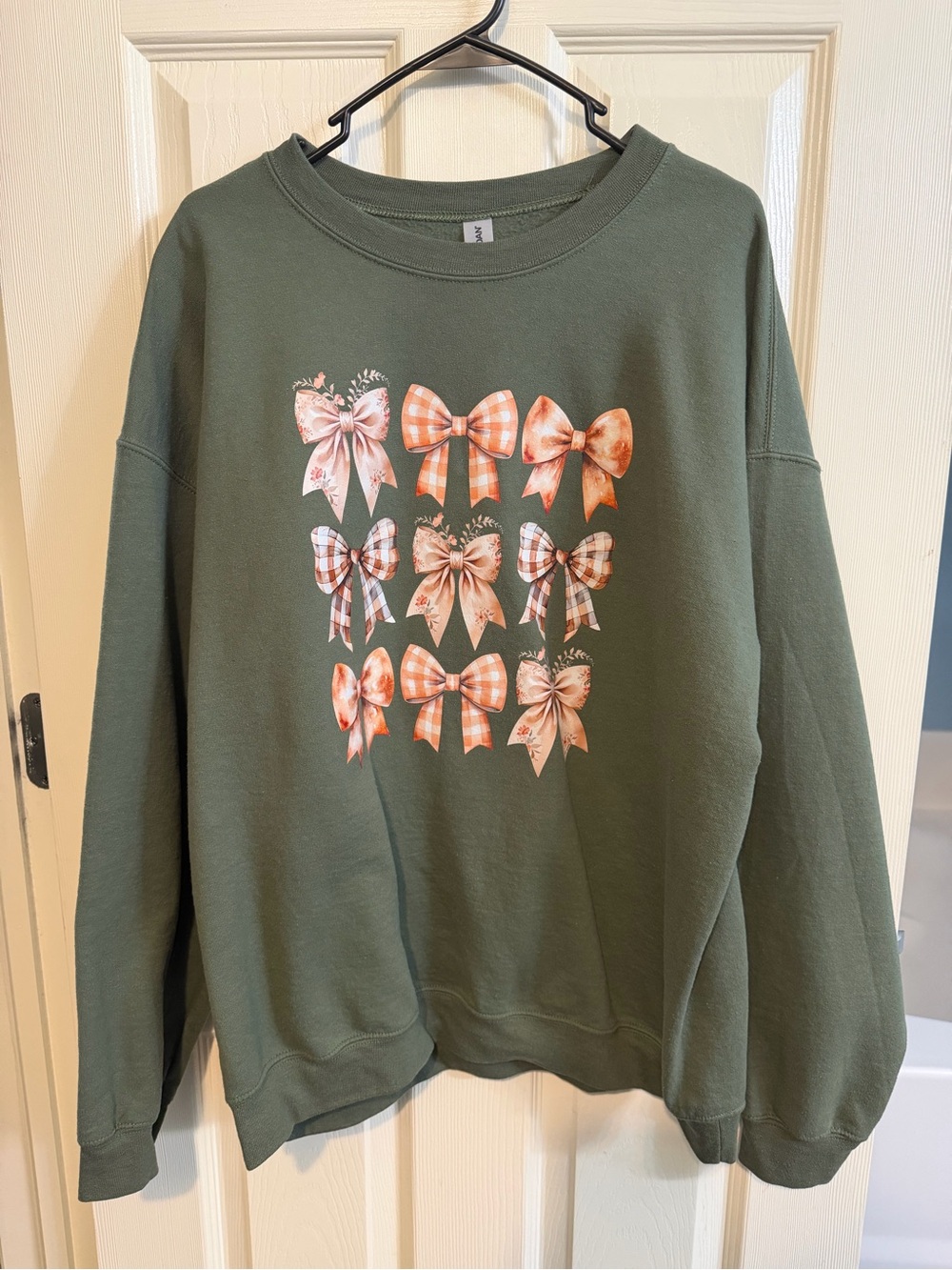 Worn once! Women’s Gildan Olive Green Sweatshirt with Fall Plaid Bows, size XL